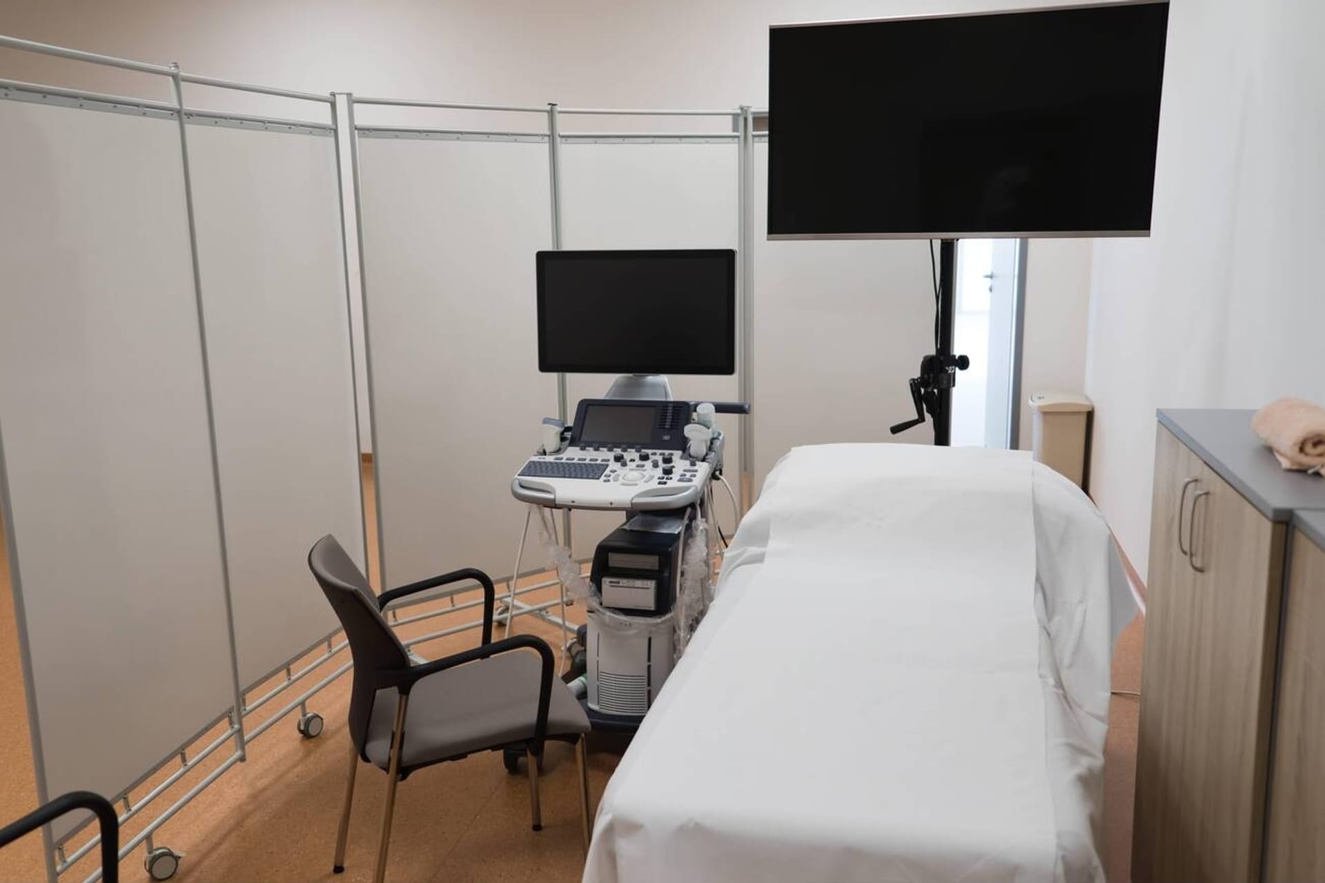 Clinician performing a portable ultrasound examination